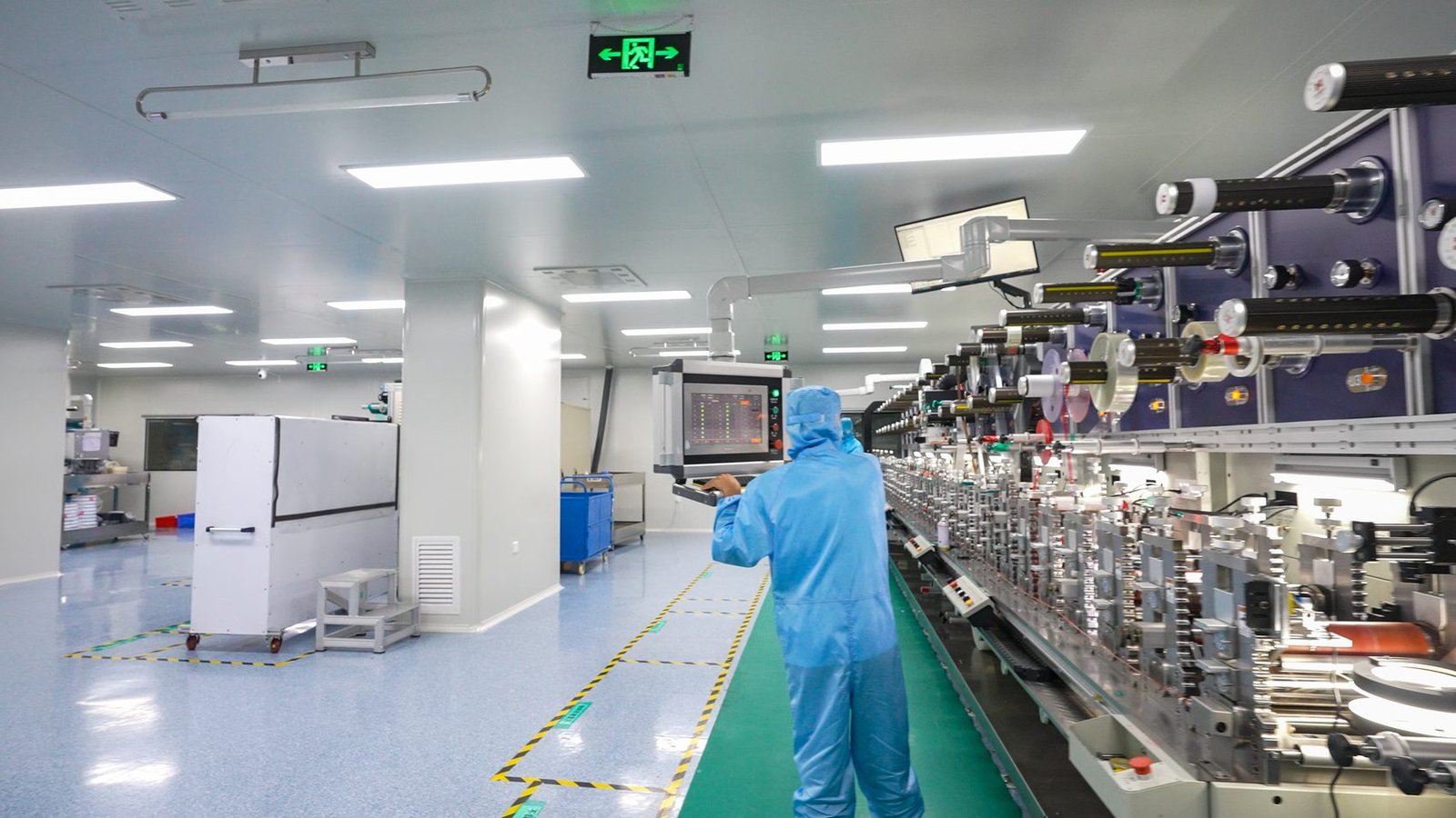Class 10,000 ISO Class 7 cleanroom converting line